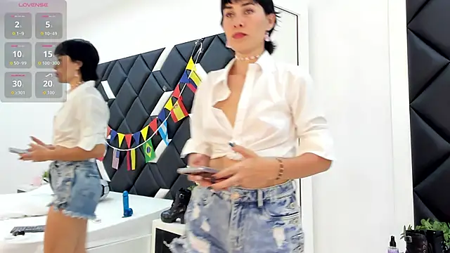 CarlaLinares online show from June 18, 2026, 7:52 pm