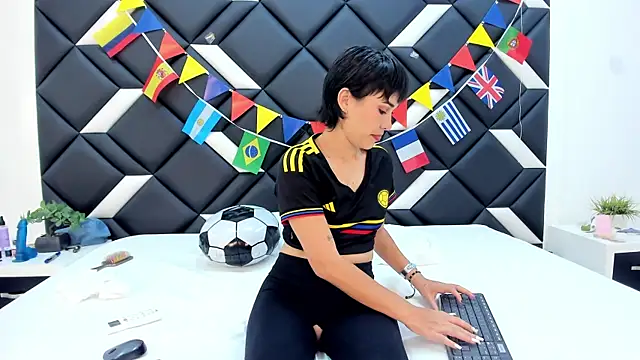 CarlaLinares online show from June 27, 2026, 7:42 pm