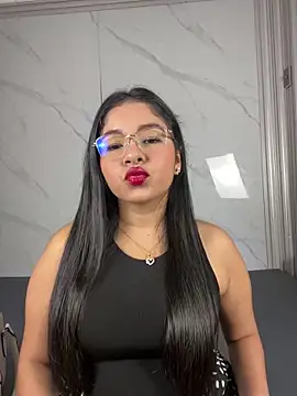 ValentinaLuciana online show from June 8, 2026, 1:22 pm