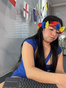 ValentinaLuciana online show from June 18, 2026, 3:39 pm