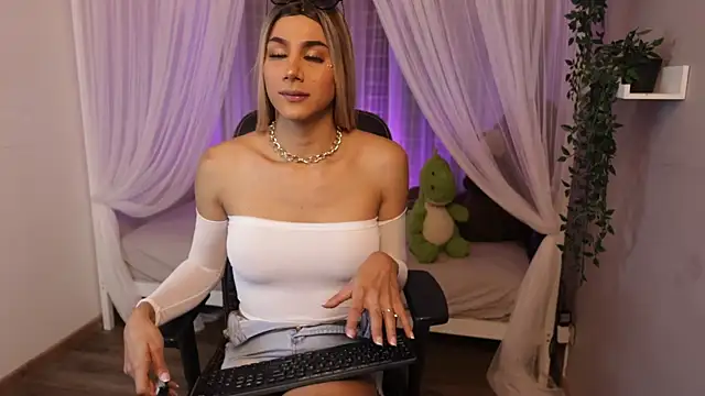 Martinaa Rose online show from July 13, 2026, 12:37 pm