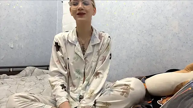 Snapshot of MandiKnife chatting on June 10, 2026, 2:07 pm MandiKnife online show from June 10, 2026, 2:07 pm