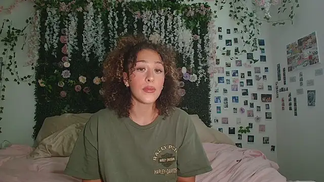 LyraCovee online show from July 24, 2026, 12:17 am