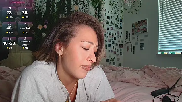 LyraCovee online show from July 6, 2026, 12:17 am