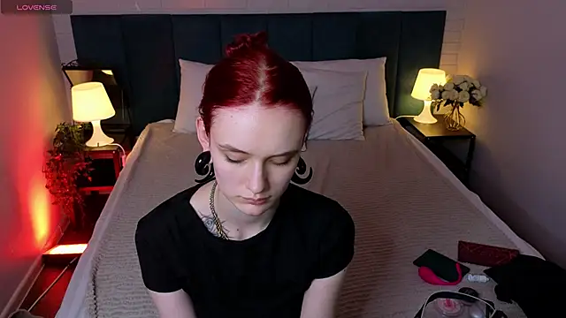 CrimsonMarquise online show from June 9, 2026, 3:02 pm