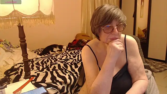 Snapshot of Sharon_Amore chatting on October 2, 2025, 6:00 pm Sharon Amore online show from October 2, 2025, 6:00 pm