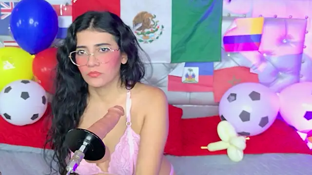 Snapshot of Scarlett__Moon chatting on June 26, 2026, 1:50 pm Scarlett Moon online show from June 26, 2026, 1:50 pm