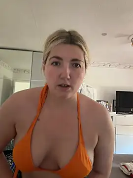 Snapshot of LauraStarr chatting on June 25, 2026, 12:10 pm LauraStarr online show from June 25, 2026, 12:10 pm