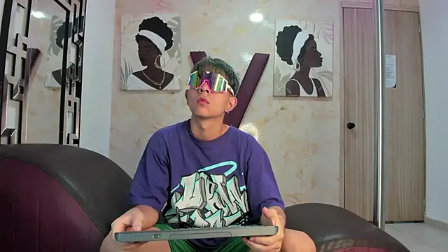 BLACK AND WHITET online show from June 18, 2026, 1:26 am