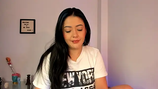 LauraToro  online show from December 20, 2025, 5:49 pm