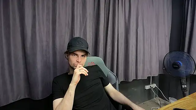 Snapshot of matthewglitch chatting on June 11, 2026, 7:38 am matthewglitch online show from June 11, 2026, 7:38 am