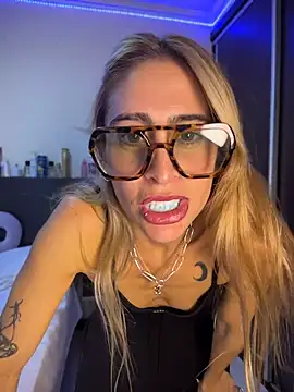 NicoleWilder online show from June 19, 2026, 1:33 am