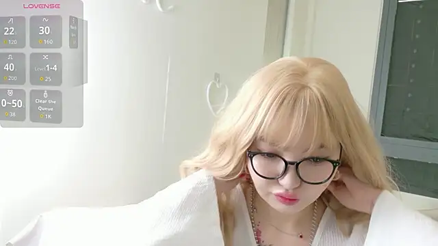 sakuraclover online show from June 17, 2026, 4:12 am