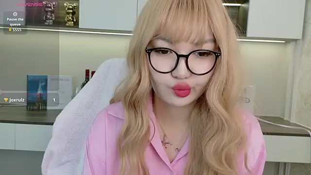 sakuraclover online show from June 26, 2026, 3:45 am