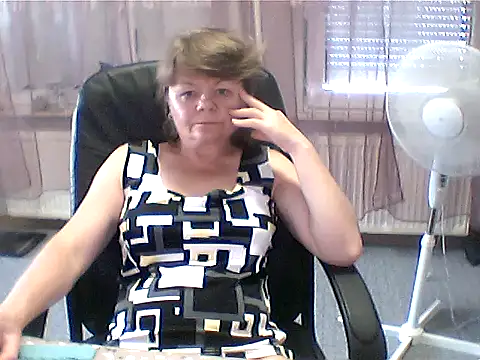 MoonLady40 online show from June 27, 2026, 12:33 pm