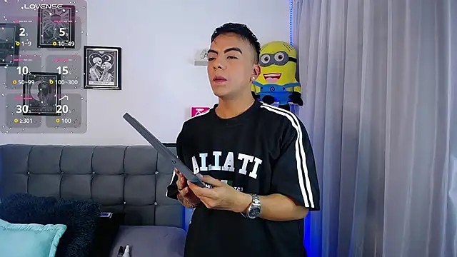 esdavidhernandez  online show from June 21, 2026, 12:05 am