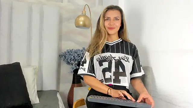 Snapshot of megan_glow_ chatting on July 6, 2026, 12:45 pm megan glow online show from July 6, 2026, 12:45 pm