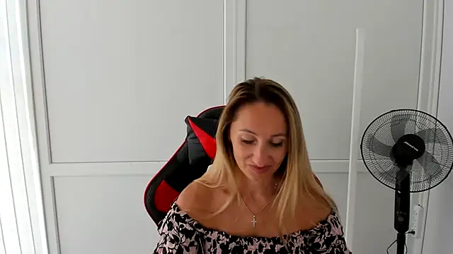 LilyDreamm online show from June 26, 2026, 7:03 am