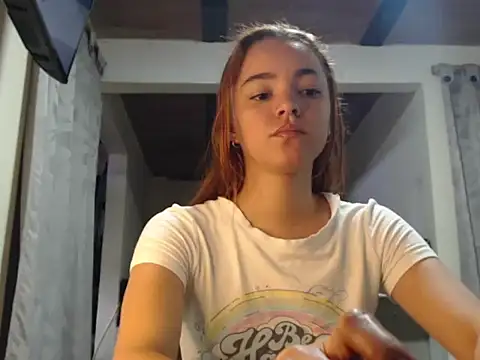 Snapshot of estrella-cutte chatting on July 22, 2026, 5:04 pm estrella-cutte online show from July 22, 2026, 5:04 pm