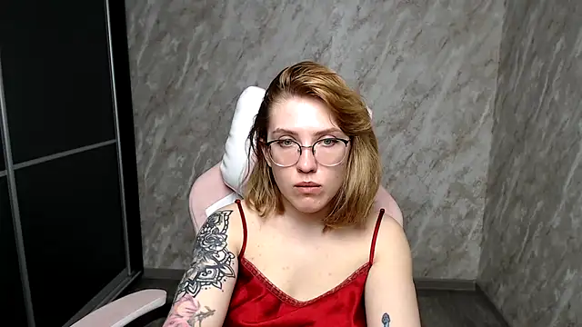 Reginasmilee online show from March 7, 2025, 10:02 am