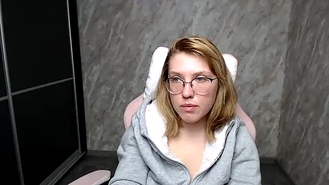 Reginasmilee online show from March 11, 2025, 7:46 am