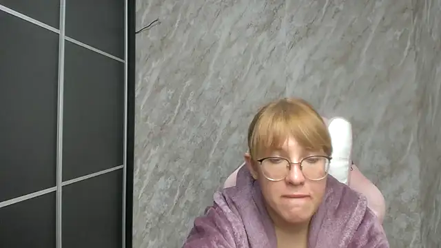 Reginasmilee online show from February 20, 2025, 2:35 pm