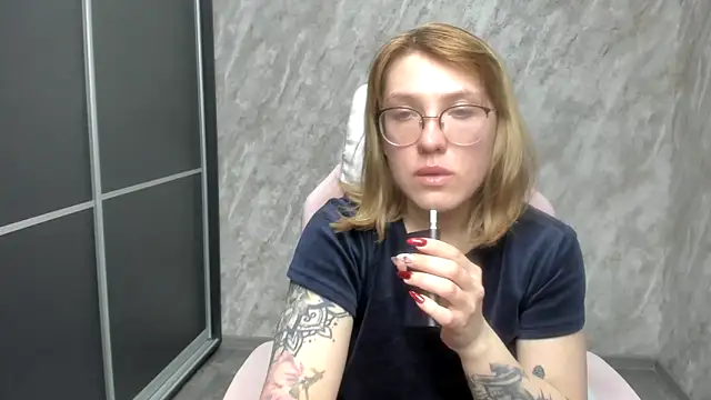 Reginasmilee online show from February 21, 2025, 6:26 pm