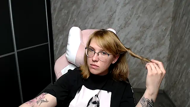 Reginasmilee online show from March 15, 2025, 10:57 am