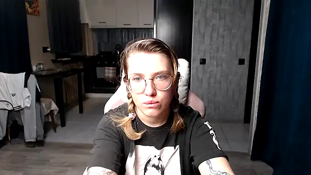 Reginasmilee online show from September 18, 2025, 12:02 am