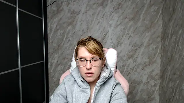 Reginasmilee online show from March 13, 2025, 7:09 am