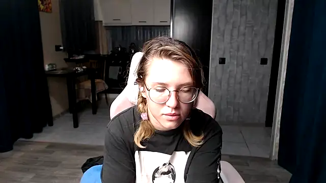 Reginasmilee online show from September 18, 2025, 11:30 pm