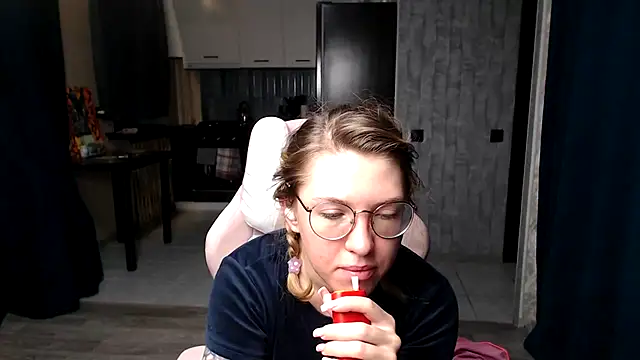 Reginasmilee online show from September 14, 2025, 11:49 pm