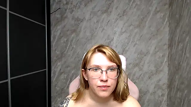 Reginasmilee online show from March 17, 2025, 12:46 pm