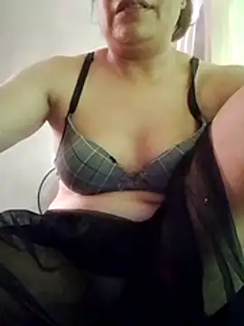 Snapshot of Moon_squirtt chatting on July 12, 2026, 4:02 am Moon squirtt online show from July 12, 2026, 4:02 am