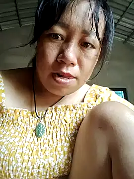Snapshot of Moon_squirtt chatting on August 5, 2026, 12:37 am Moon squirtt online show from August 5, 2026, 12:37 am