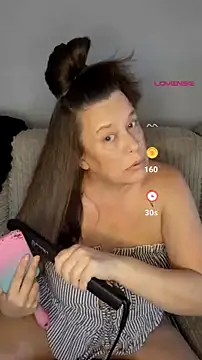 Snapshot of London-MollyXX chatting on July 18, 2026, 5:54 pm London-MollyXX online show from July 18, 2026, 5:54 pm