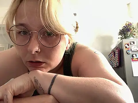 Snapshot of Cariniii chatting on July 14, 2026, 12:44 pm Cariniii online show from July 14, 2026, 12:44 pm