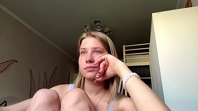 FelicaTunson online show from July 7, 2026, 6:27 am