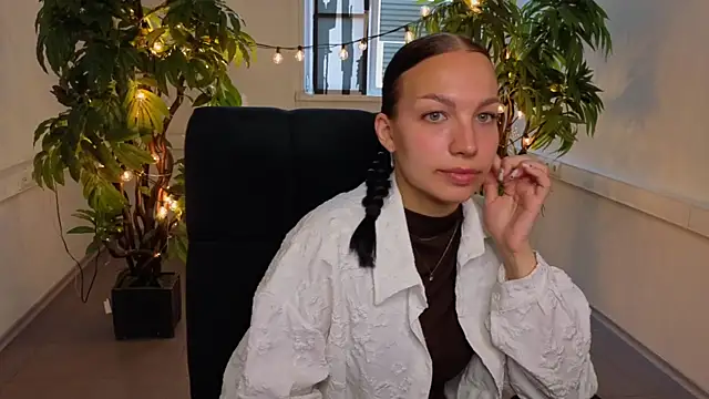 Snapshot of LyraHeath chatting on July 8, 2026, 8:48 am LyraHeath online show from July 8, 2026, 8:48 am