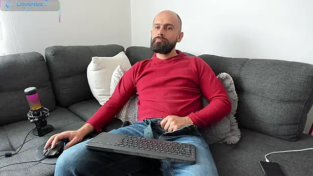Snapshot of ezequiel_mobland chatting on July 12, 2026, 4:19 pm ezequiel mobland online show from July 12, 2026, 4:19 pm
