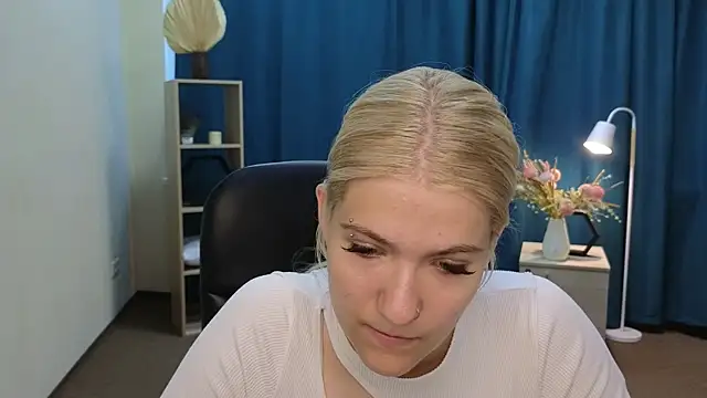 CammyYoula online show from July 10, 2026, 4:01 am