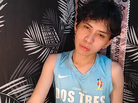 Snapshot of UrasianFemboy chatting on July 17, 2026, 3:04 am UrasianFemboy online show from July 17, 2026, 3:04 am