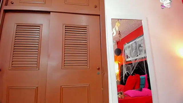 Snapshot of NikolSalas chatting on October 25, 2025, 1:01 pm NikolSalas online show from October 25, 2025, 1:01 pm