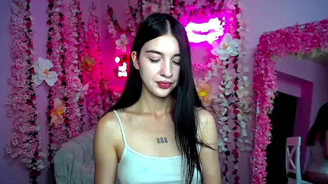 Lolli Bennet online show from July 27, 2026, 7:15 am