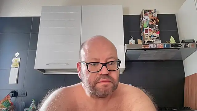 Snapshot of theitalianbear chatting on July 5, 2026, 7:04 am theitalianbear online show from July 5, 2026, 7:04 am