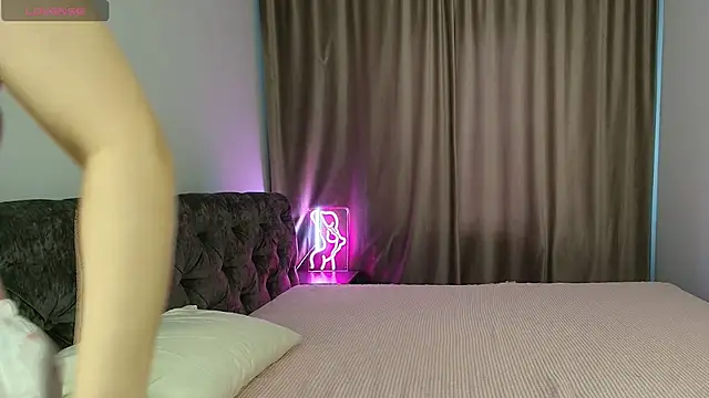  devonlee  online show from August 4, 2026, 5:01 am