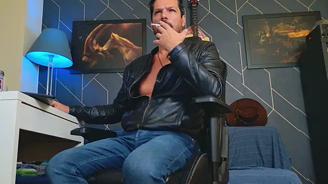 Snapshot of ChrisKox chatting on October 4, 2025, 8:32 pm ChrisKox online show from October 4, 2025, 8:32 pm