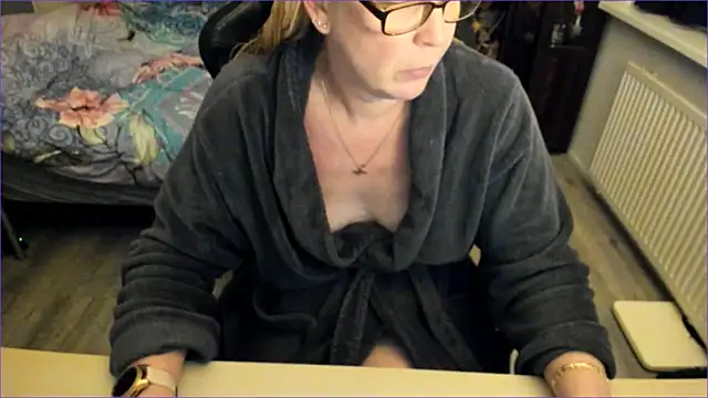 minoesje37 online show from December 11, 2024, 8:39 pm