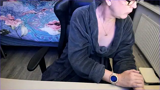 minoesje37 online show from December 7, 2024, 8:22 pm