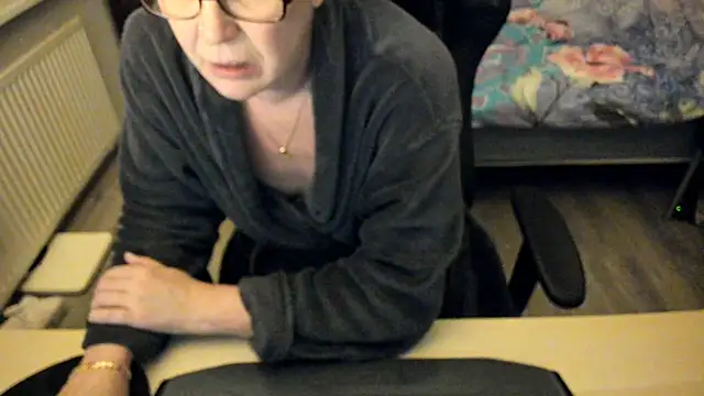 minoesje37 online show from January 15, 2025, 8:26 pm